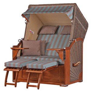 Komplettset: Mahagoni Strandkorb Schaalsee mit grauem PE-Geflecht, Fußstützen, Tischen und Kissen.