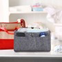 Dunkelgrauer Filz Taschenorganizer mit vielen Fächern und Mitteltrenner, gefüllt mit Utensilien, ideal für Hand- oder Wickeltasche.