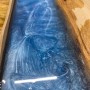 Detailaufnahme eines River Tables mit blauem CreativEpoxy Epoxidharz und Holz.