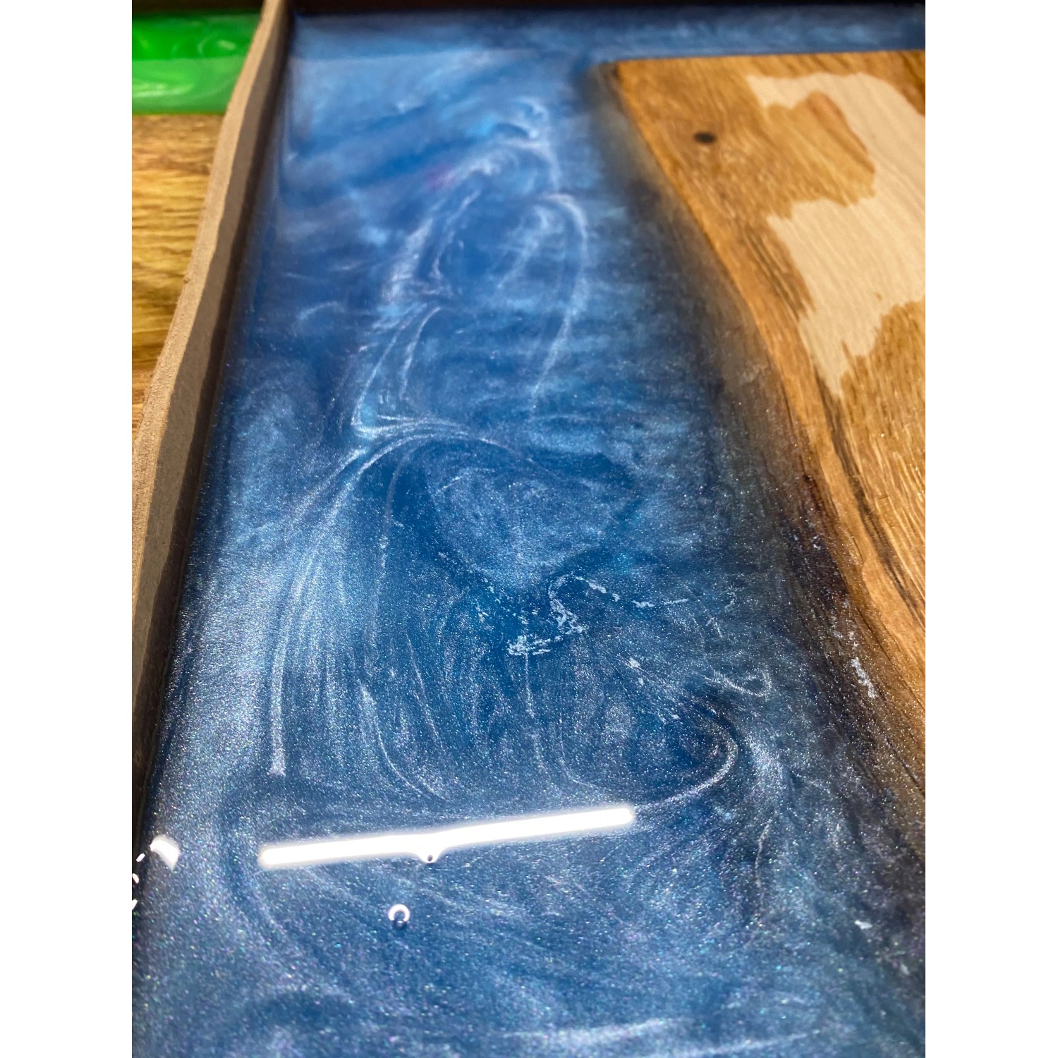 Detailaufnahme eines River Tables mit blauem CreativEpoxy Epoxidharz und Holz.