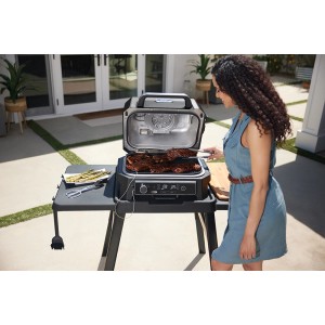Ninja Elektrogrill & Smoker Pro XL Outdoor mit Steaks und Gemüse. Wetterbeständig und mit Smart Cook System.