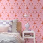 ESTAhome Vliestapete mit rosa-roten Retro-Ornamenten im Schlafzimmer. Dekorative Tapete für stilvolle Wände.