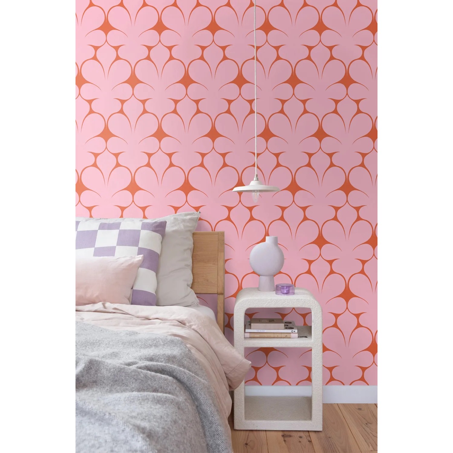 ESTAhome Vliestapete mit rosa-roten Retro-Ornamenten im Schlafzimmer. Dekorative Tapete für stilvolle Wände.