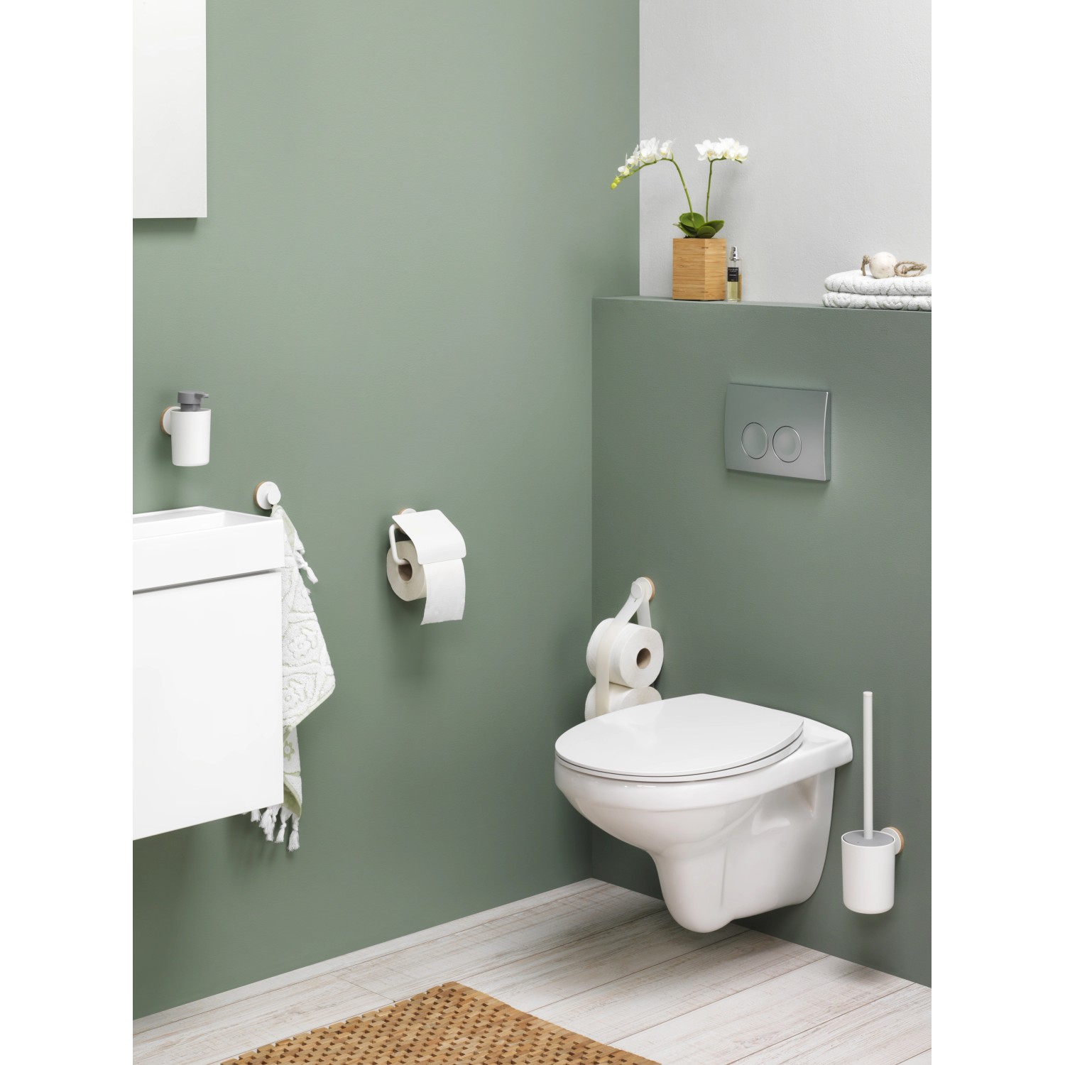 Weißer Tiger Haken Urban Groß im Badezimmer mit weiteren Badaccessoires.