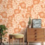 ESTAhome Vliestapete mit orangefarbenem Retro-Blumenmuster in einem stilvollen Wohnraum. Ideal für dekorative Wände.