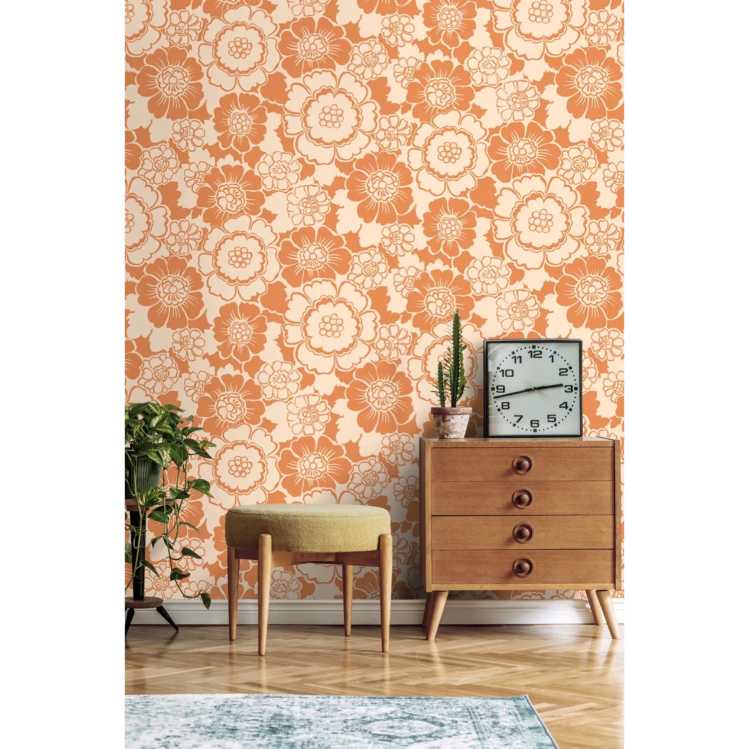 ESTAhome Vliestapete mit orangefarbenem Retro-Blumenmuster in einem stilvollen Wohnraum. Ideal für dekorative Wände.