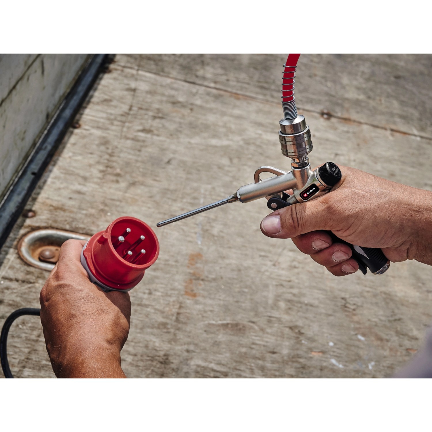 Einhell 2-Wege-Ausblaspistole Lang im Einsatz, Zubehör für Kompressoren mit langem Ausblasrohr.