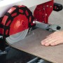 Einhell Diamant-Trennscheibe 200 mm im Einsatz beim Fliesenschneiden.