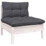 Weißes Gartenmöbel-Lounge-Set aus Kiefernholz mit anthrazitfarbenen Kissen.