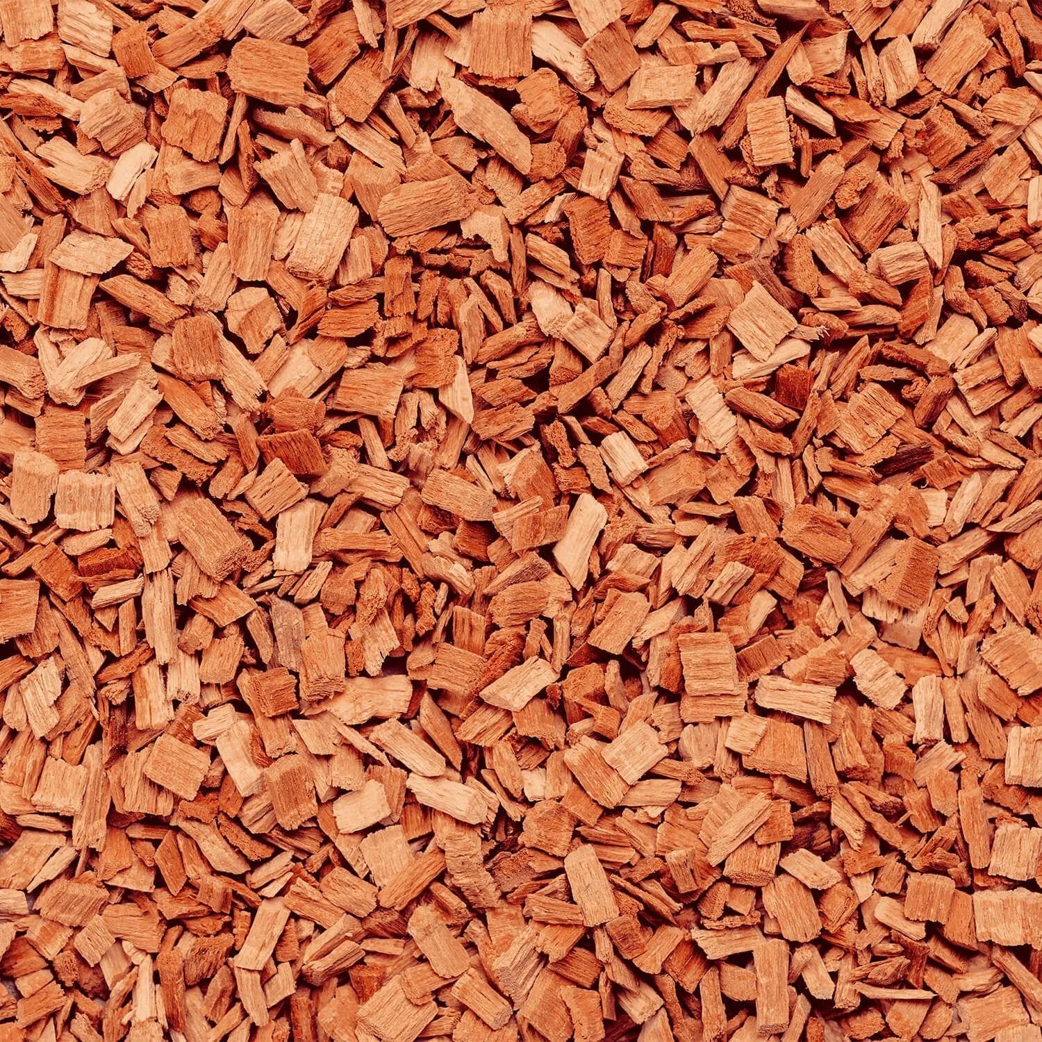 Orangefarbene Galamio Holzhackschnitzel als Mulch. Grobe Kiefernholz-Chips für Gartenwege und Beete. Körnung 5-60 mm.