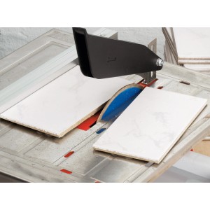 Diamant-Trennscheibe 110 mm im Einsatz beim Fliesenschneiden.