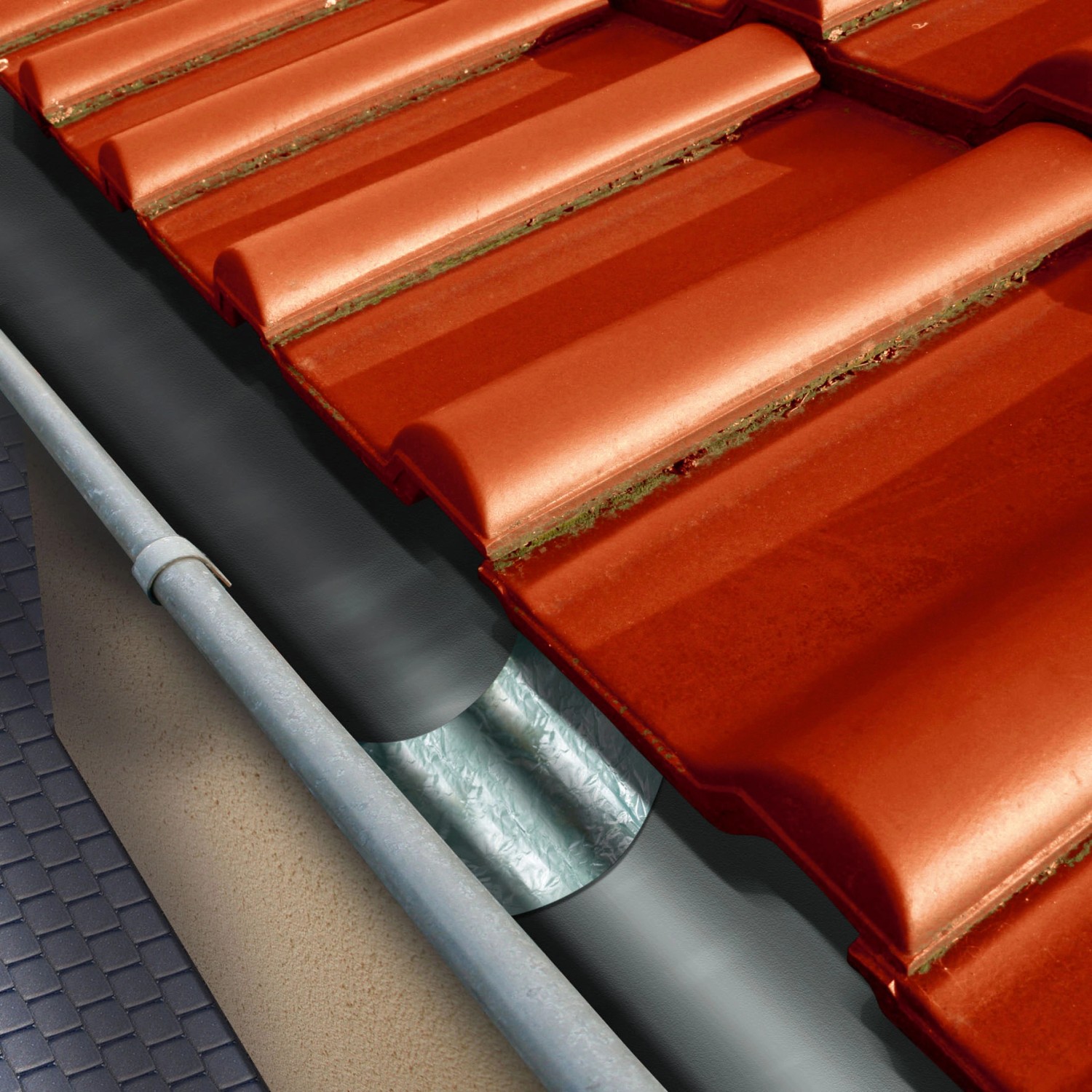 Anwendung von MEM Bitumen-Band Alu (10cm) zur Bauabdichtung am Dach, silberfarben.