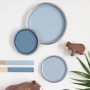 Little Dutch Wandfarbe Pure Blue, verschiedene Farbtöne und Deko-Elemente.