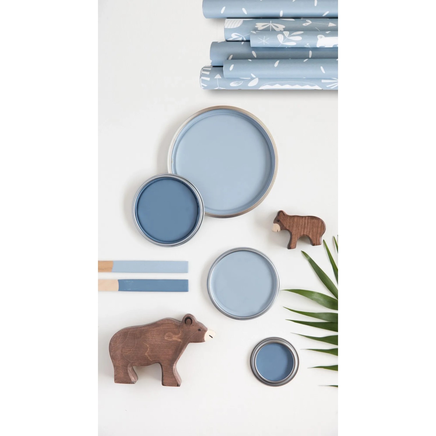 Little Dutch Wandfarbe Pure Blue, verschiedene Farbtöne und Deko-Elemente.
