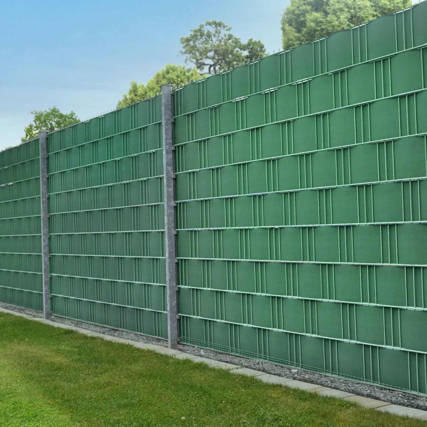 Grüner Juskys PVC Sichtschutzstreifen im 2er Set für Doppelstabmattenzaun.