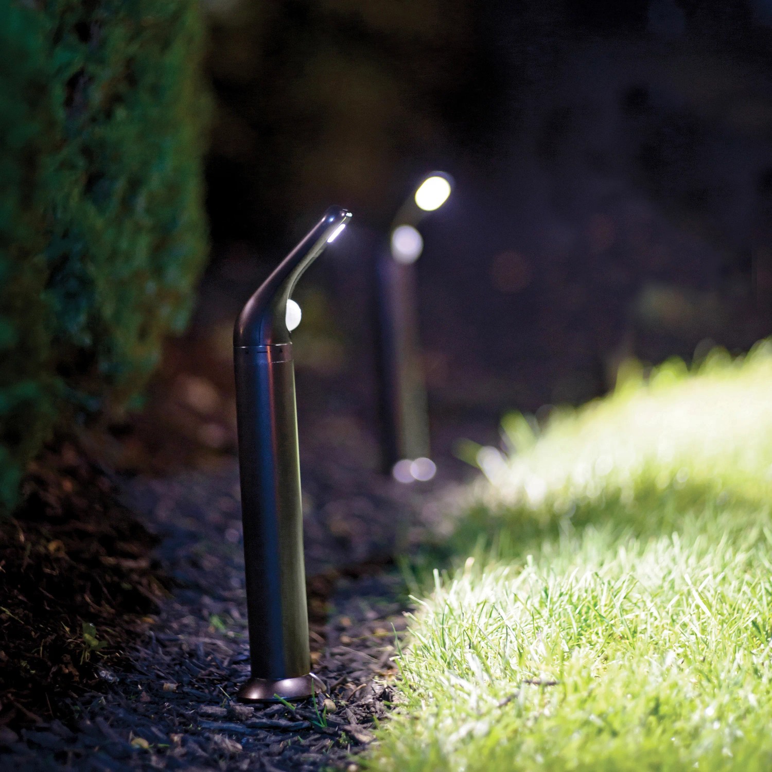 2er-Pack Mr. Beams LED-Wegeleuchten MB592 braun mit Bewegungsmelder im Garten.