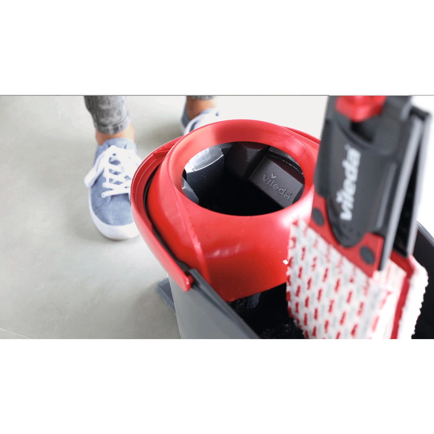 Vileda EasyWring UltraMax Turbo Bodenwischer-Set mit Eimer und Wischmop im Detail.