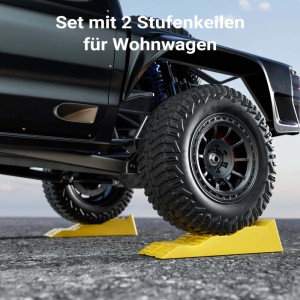 Gelbe Stufenkeile unter Reifen eines Wohnwagens zur Nivellierung auf unebenem Untergrund.