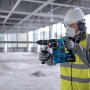 Bosch Professional Akku-Bohrhammer GBH 18V-28 CF mit Staubabsaugung im Einsatz.