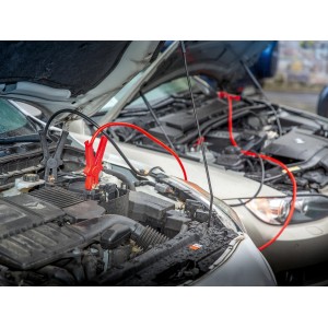 Zwei Autos mit Starthilfekabel 25 mm² verbunden, zur Überbrückung der Batterie.