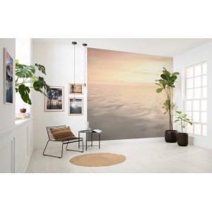 Komar Vlies Fototapete Fernweh, 300x280cm, mit Wolkenmeer-Motiv im hellen Wohnraum.