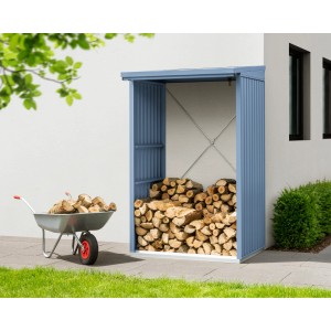 EcoStar Kaminholzregal Trend-V, taubenblau, mit Kaminholz und Schubkarre.