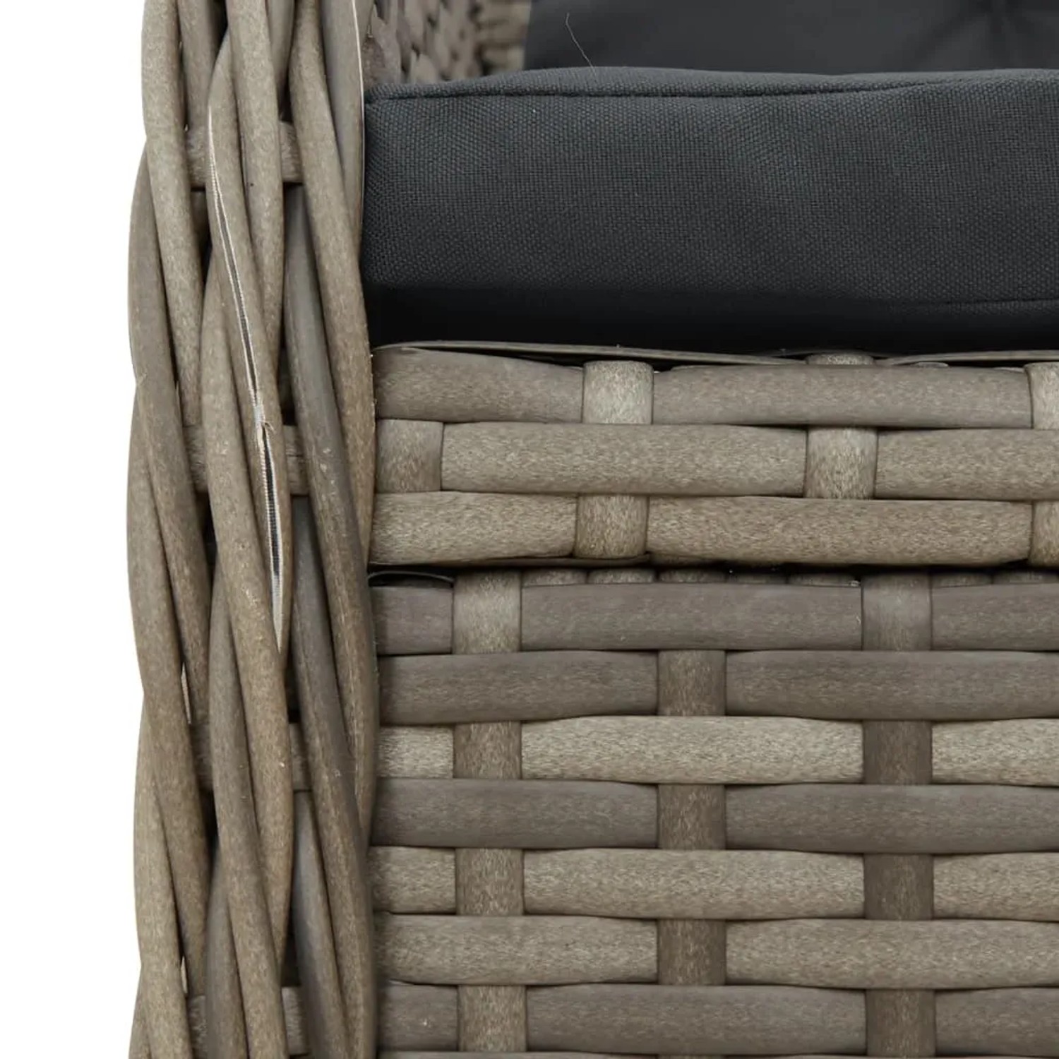 Detailaufnahme: Graue vidaXL Garten-Essgruppe aus Rattan mit dunklen Kissen.