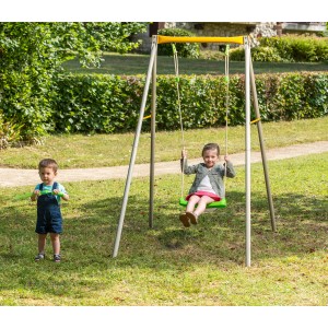 Trigano Metall Schaukel Allegro 190 cm mit Kind auf dem grünen Schaukelsitz.