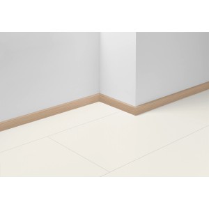 Parador Sockelleiste SL 3 D019 Eiche, 40x16mm, am Boden und an der Wand montiert.