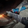 Bosch Professional GGS 30 LS Geradschleifer im Einsatz beim Schleifen von Metall.