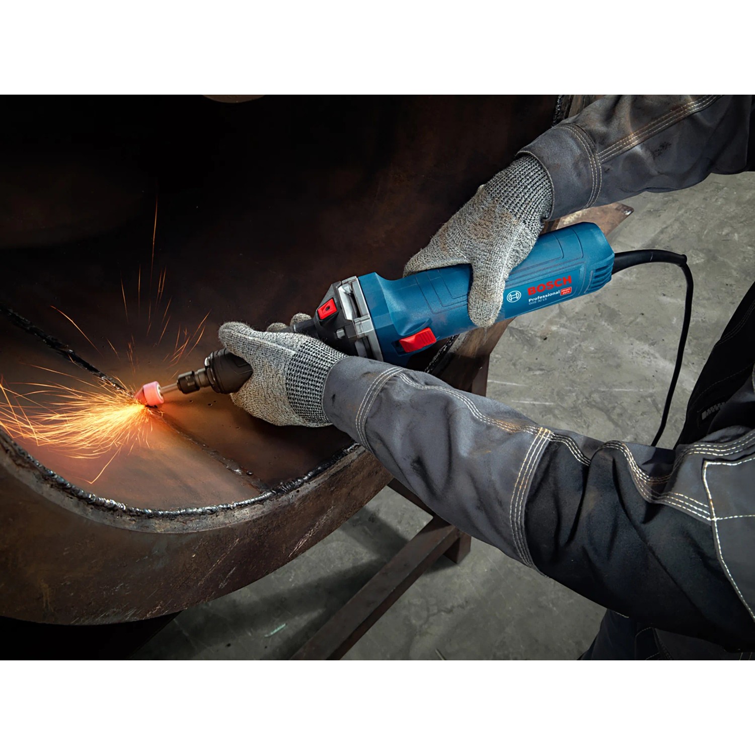 Bosch Professional GGS 30 LS Geradschleifer im Einsatz beim Schleifen von Metall.