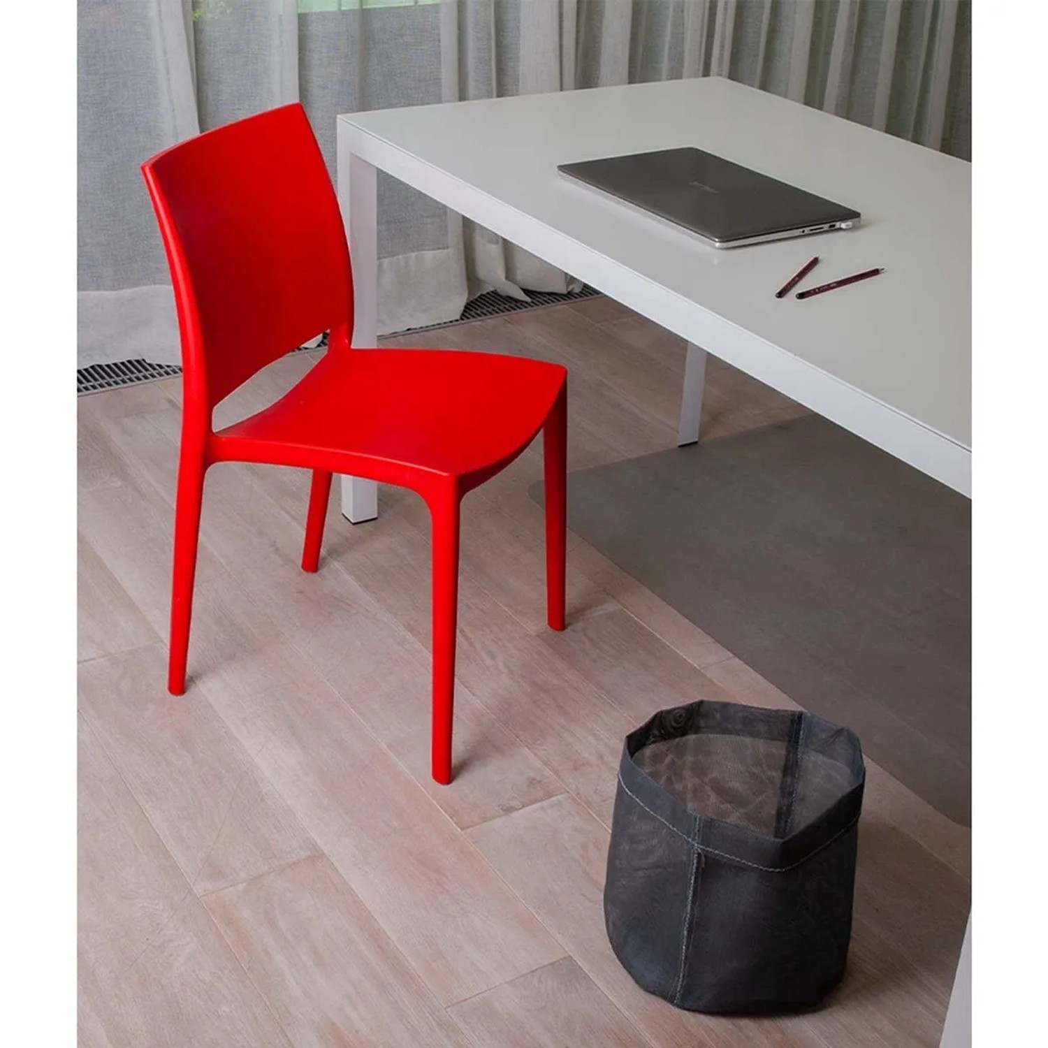 Roter KMND Emma Kunststoffstuhl aus Polypropylen, stapelbar, UV-beständig. Modernes Design für Gartenstühle.