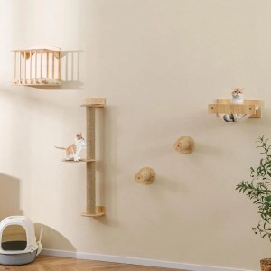 Wand-Katzenbaum aus Holz mit Sisal-Kratzstämmen, Katzenhaus und Hängematte. Katzen klettern und ruhen.