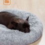 Graues, flauschiges Hundebett (70 cm) mit schlafender Französischer Bulldogge. Weiche Plüsch-Liegefläche für Hunde.