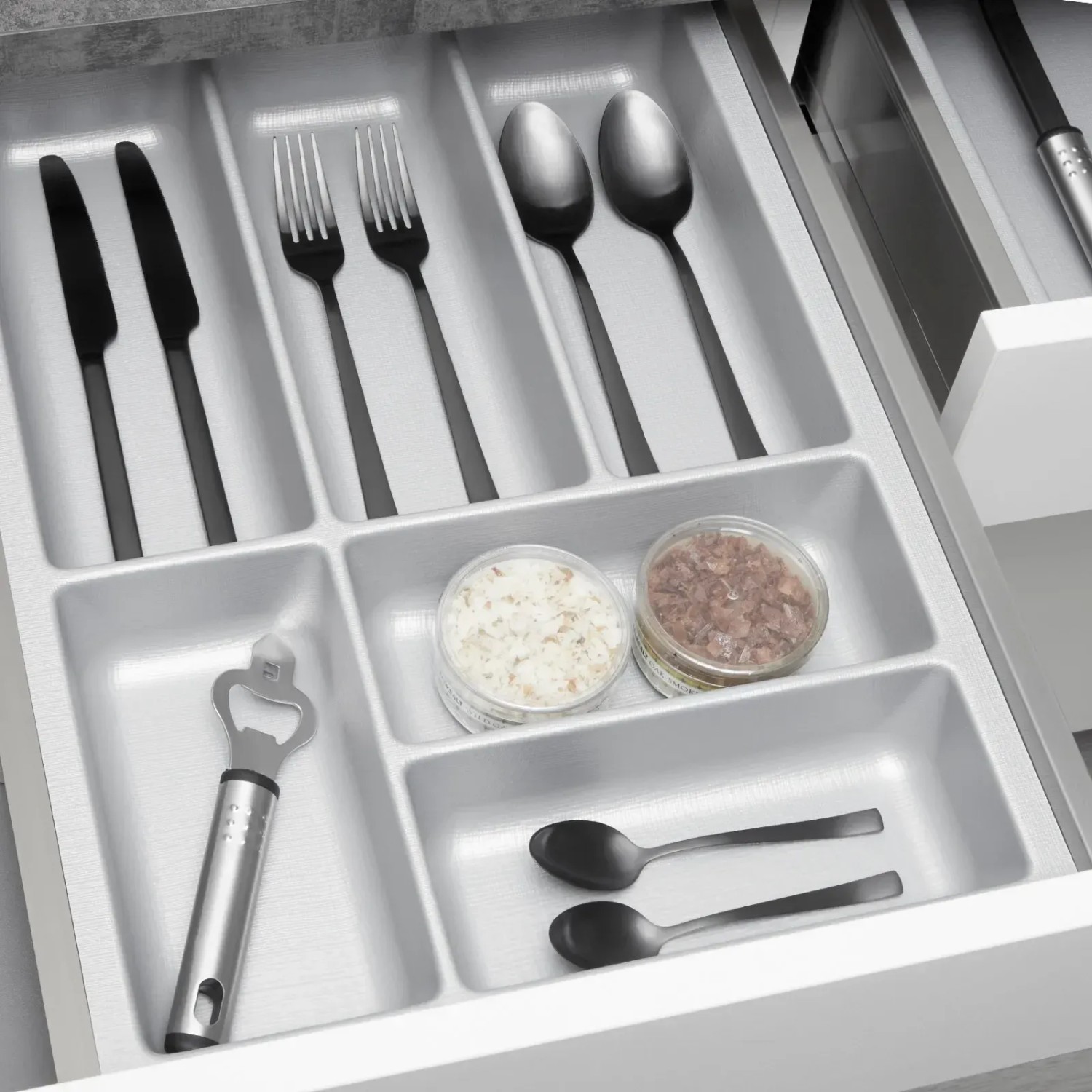 Silbergrauer SOTECH ORGA-BOX-3 Besteckeinsatz in Schublade mit Besteck, Flaschenöffner und Gewürzen. Küchen-Ordnungssystem.