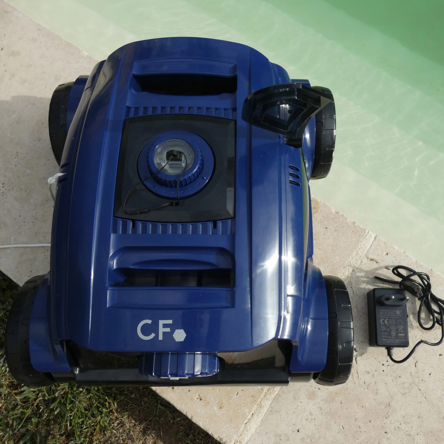 Blau-schwarzer CF Poolroboter CF100CL mit Akku und Ladegerät.