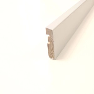 Weiß lackierte Sockelleiste, 65 mm hoch, für einen harmonischen Bodenabschluss.