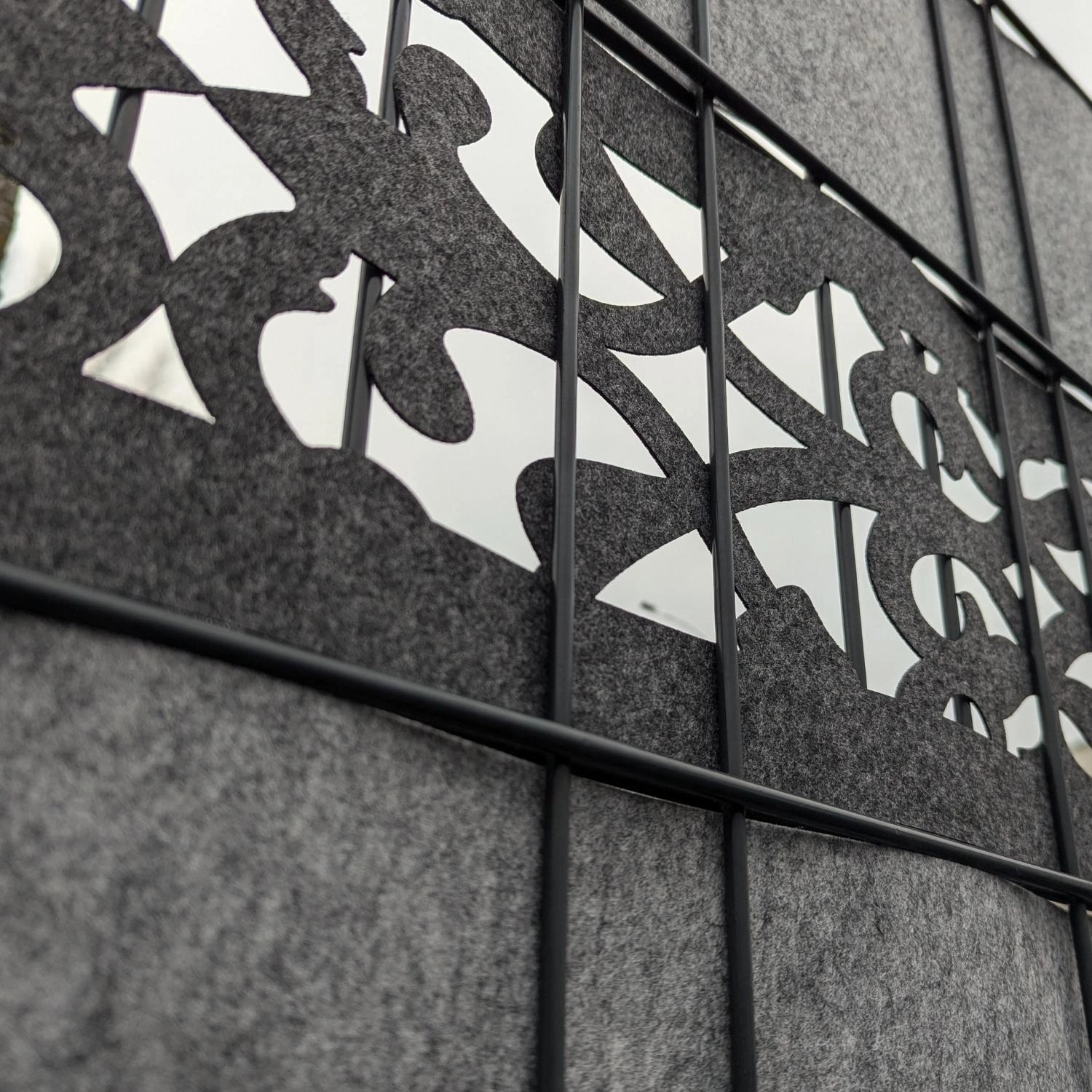 zaunzu Sichtschutz Vlies Dekor Orient, hellgrauer Einzelstreifen für Doppelstabmattenzaun.