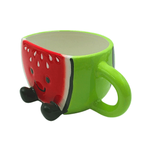 Grüner Keramik Kaffeebecher in Wassermelonen-Optik mit rotem Fruchtfleisch, weißen Kernen und lustigem Gesicht.