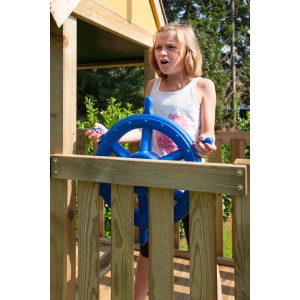 Kind am Spielturm mit blauem Winnetoo Steuerrad. Zubehör für Gartenspielgeräte.