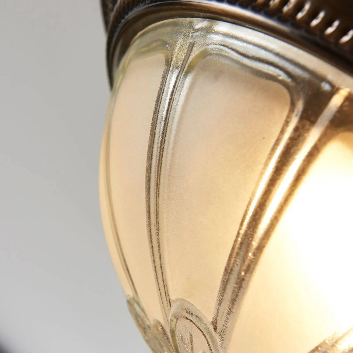 Detailaufnahme: Lindby LED Deckenleuchte Henja in Bronze mit klarem, geätztem Glasschirm.