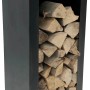 Stehendes, schwarzes Holzlager aus Stahl, 123x50x39 cm, gefüllt mit Holzscheiten. Praktisch für Grillutensilien.