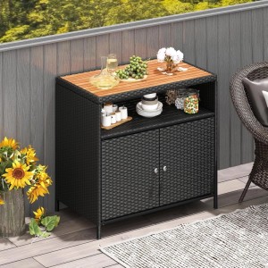 Schwarzer Costway Gartenschrank aus Rattan mit Akazienholz-Arbeitsplatte für Ordnung im Garten.