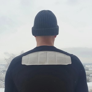 Mann mit Thermopad Nackenwärmer auf dem Rücken, selbstklebend und für 8 Stunden Wärme.