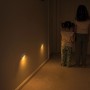 Mr.Beams Batterieleuchte MB710Amber als Nachtlicht im Flur mit Kindern.
