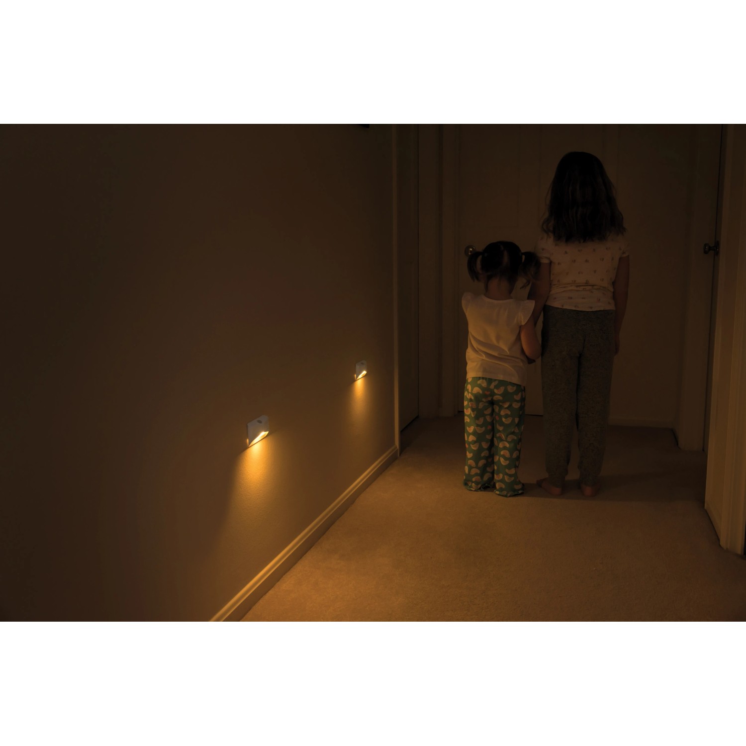 Mr.Beams Batterieleuchte MB710Amber als Nachtlicht im Flur mit Kindern.