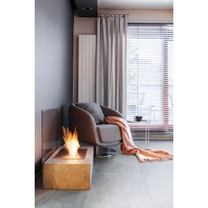 Verlegtes, graues Feinsteinzeug 60x120, glasiert und poliert. Moderner Wohnraum mit Bodenfliesen.