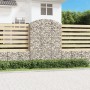 Gabione mit Hochbogen (150x50x220cm) aus verzinktem Eisen, gefüllt mit Steinen, als dekorative Gartenbarriere.
