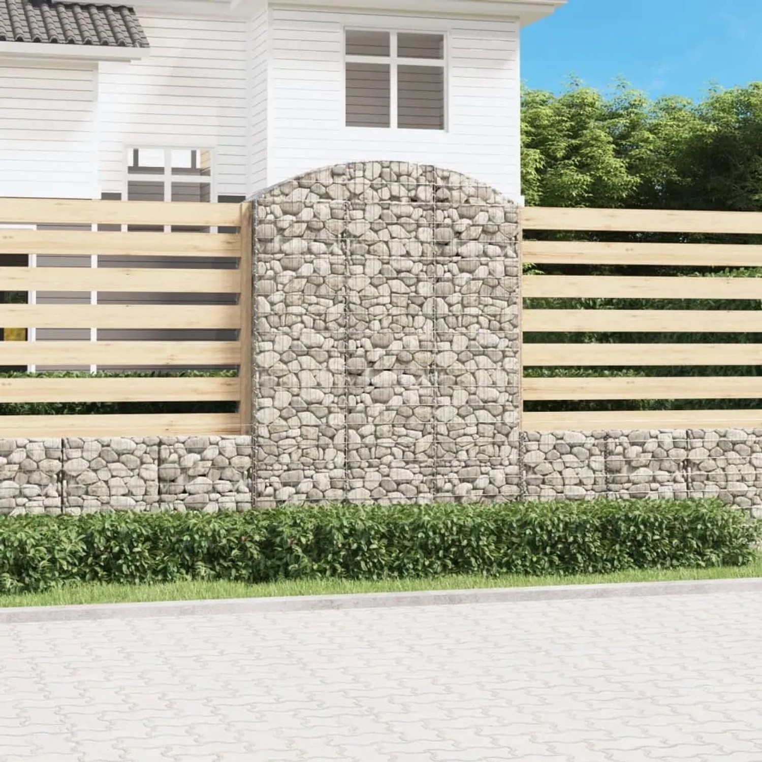 Gabione mit Hochbogen (150x50x220cm) aus verzinktem Eisen, gefüllt mit Steinen, als dekorative Gartenbarriere.