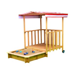 Coemo Spielhaus mit Sandkasten: Holzhaus mit rot-weiß gestreiftem Dach und Sandkiste mit Spielzeugautos.